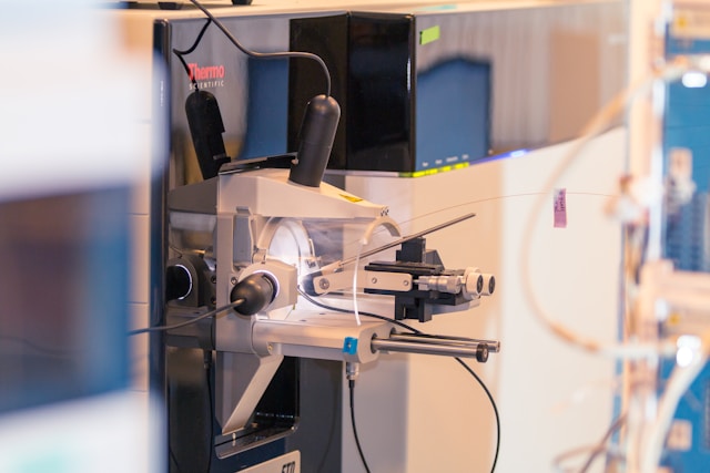 A Guide to Choosing and Using Handheld Raman Spectrometers