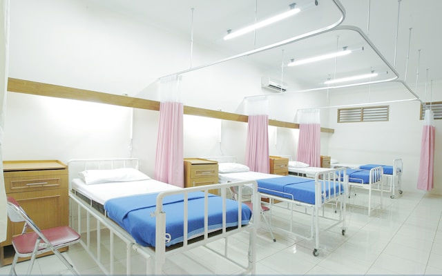 Top 5 Reasons UK Hospitals Use Sanitary White Wall Cladding